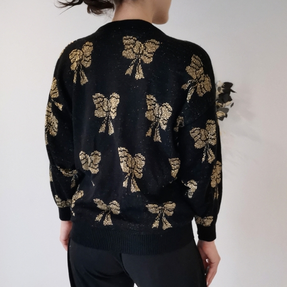 Medium vintage black Christmas sweater, gold bow holiday jumper - Picture 4 of 5